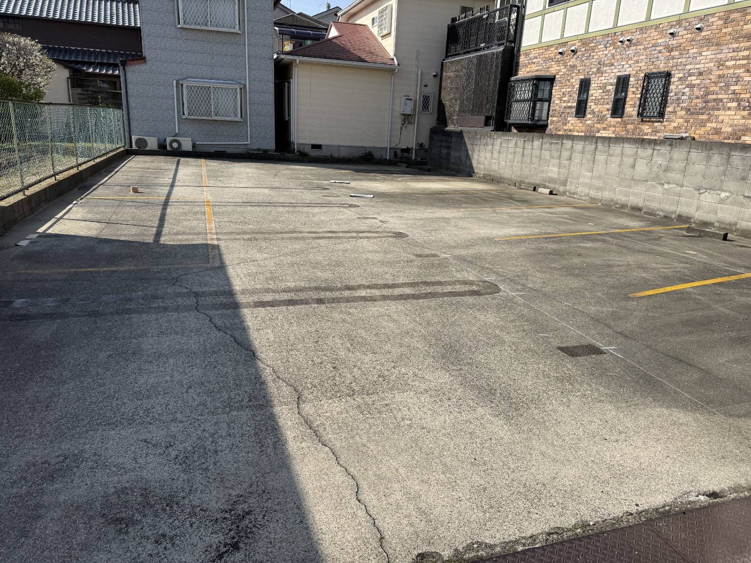 駐車場の白線引き直し工事