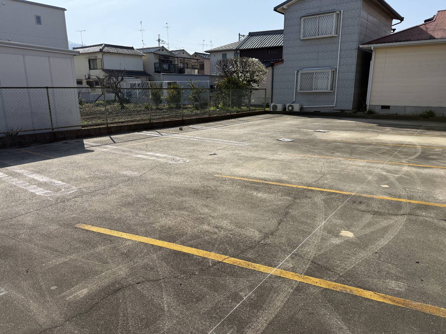 駐車場の白線引き直し工事